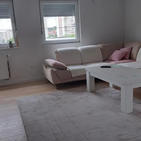Nov Stan Stadion Tusanj Apartment *